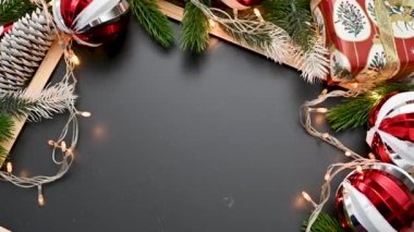 Karatahtalı Noel tebrik kartı ve titreyen ampullü Noel çelengi.
