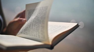 Rahatlatıcı Plaj Okuma - Yakın plan