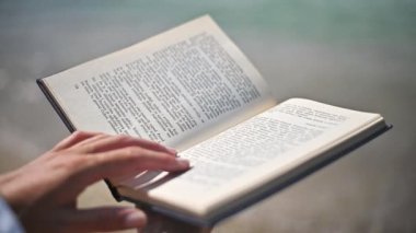 Huzurlu Sahilde Okuma: Bir Kadın Bir Kitapta Dönüyor