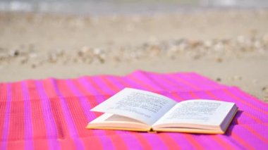 Deniz kenarındaki Rüzgar Kırbaçlı Kitap Sayfaları