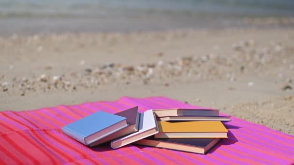 Boek Verstrooiing Aan Het Strand Literatuur Serene Golven — Stockvideo