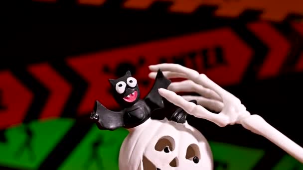 Eerie Halloween Decor Esqueleto Mão Tocando Escultura Abóbora — Vídeo de Stock