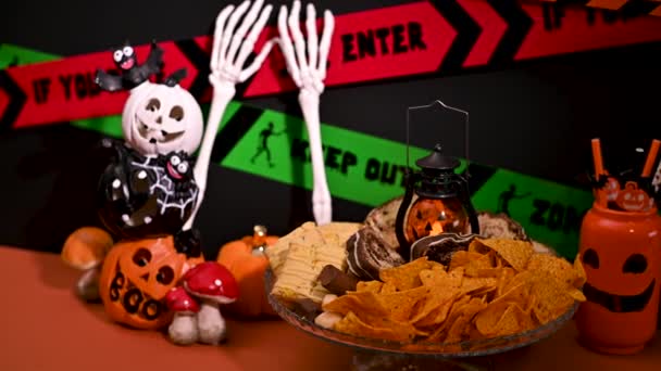 Kísérteties Halloween Asztal Dekoráció Snackek Édességek Elterjedt — Stock videók