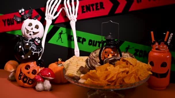 Festlicher Halloween Dessert Tisch Snacks Süßigkeiten Und Dekoration — Stockvideo
