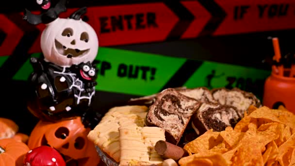 Configuração Mesa Halloween Assombrada Esqueleto Mão Tomar Cookie — Vídeo de Stock