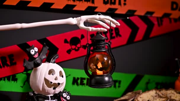 Atmosfera Assombrada Halloween Braço Esqueleto Segurando Lanterna — Vídeo de Stock