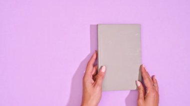 Eski Gri Kitap Pastel 'de Sırlarını Ortaya Çıkartır
