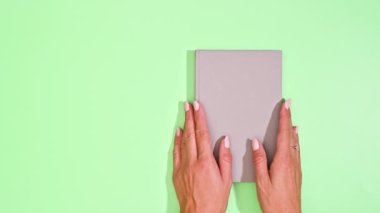 Nazik Nostalji: Bir Pastel Ayarına Karşı Eski Kitabın Boş Sayfası