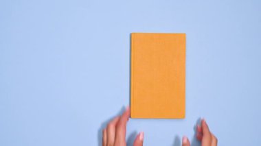 Klasik Sarı Kitap Büyüsü: Kadın Boş Sayfayı Zarafetle Açıyor