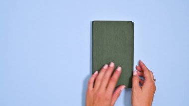 Nostaljik Anlar: Kadın Boş Sayfadaki Koyu Yeşil Hardcover Kitabını Açtı