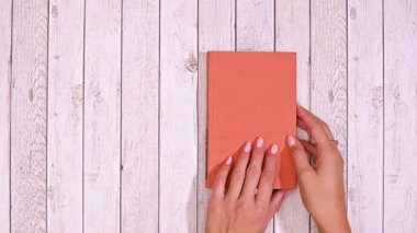 Boş bir sayfaya eski bir turuncu kitap açılıyor