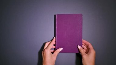 Klasik mor kitap Sırlarını açar ve açar