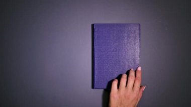 Klasik koyu mavi kitap Boş Sayfaya Açılıyor