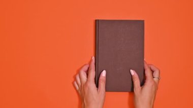 Geçmişin Kilidi Açılıyor: Klasik Kahverengi Kitap Açılıyor Uzay Sayfasını Kopyala