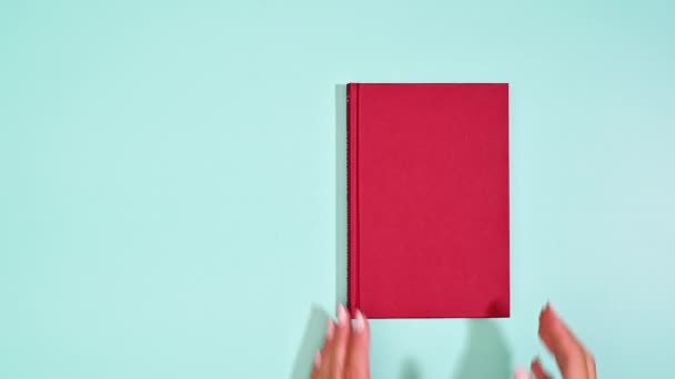 Frauenhände Öffnen Rotes Vintage Buch Zur Leeren Seite — Stockvideo