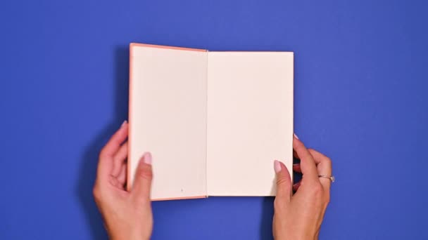 Vintage Libro Naranja Revela Copiar Espacio Página — Vídeo de stock