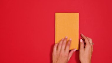 Renkli İlham: Vintage Book Canlı Bir Arkaplan Karşısında Sayfalarını Gösteriyor
