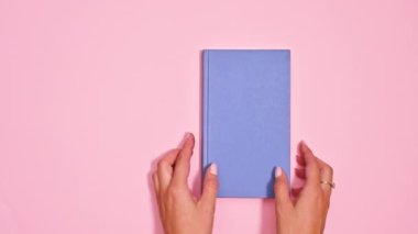 Eski Kitap Canlı Bir Arkaplan Karşısında Açılıyor