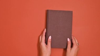 Eski Kitap Canlı Bir Portakal Arkaplanına Karşı Açılıyor