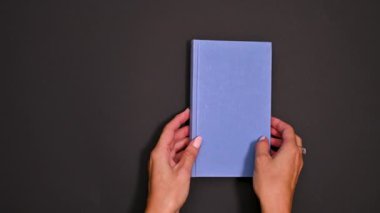 Keşif Zarafeti: Kadının Eşsiz Vintage Kitabı Açılışı