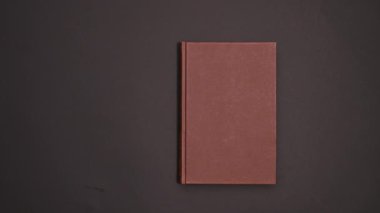 Klasik Kitap Büyüsü: Kadınların Yaratıcı Sayfası Çevirme
