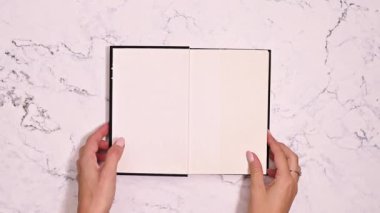 Tarihin Sayfalarını Çeviriyorum: Kadın eli Klasik Kitabı Açtı