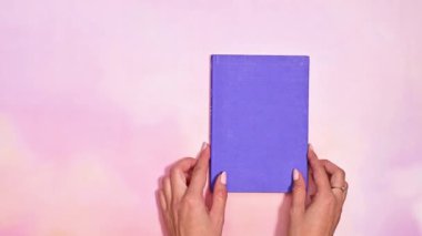 Boş Nostalji Tuvali: Pastel Arkaplan Üzerine Açılan Eski Kitap