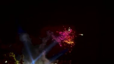 Gece Gökyüzü Gösterisi: Büyüleyici Havai fişekler Karanlığı Aydınlatıyor