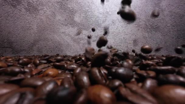 咖啡豆坠落在诱人细节中的特写 — 图库视频影像