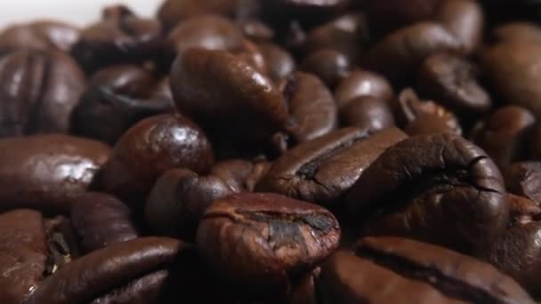 香味散开 新鲜烘焙咖啡豆在零售中的宏观特写 — 图库视频影像