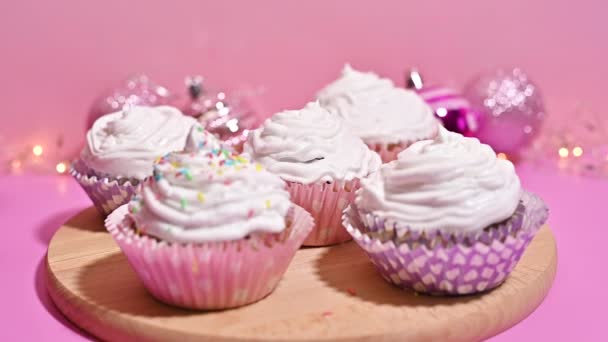 Dekorera Jul Pastell Rosa Cupcakes Med Delikat Cake Crumbs Långsamma — Stockvideo