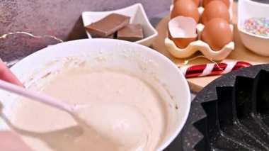 Noel 'in Kalbini Kutlama Pastası İçin Hamur ile Hazırlamak