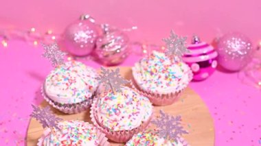 Pastel renklerinde Noel Kekleri ve Kar Tanesi Zarafeti