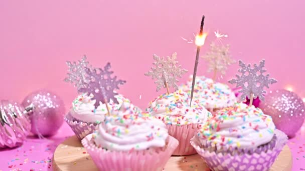 Feuerzauber Auf Süßen Pastell Cupcakes Weihnachten — Stockvideo