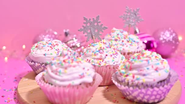 Kerst Cupcakes Versieren Pastel Hues Met Sneeuwvlok Elegantie — Stockvideo