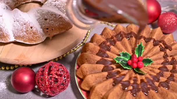 Μεταμορφώνοντας Ένα Χριστουγεννιάτικο Κέικ Μια Παρακμιακή Σοκολάτα Pour — Αρχείο Βίντεο