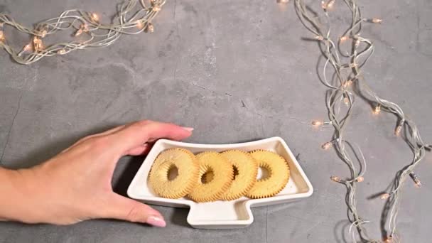 Piatto Forma Albero Natale Traboccante Biscotti Serviti — Video Stock