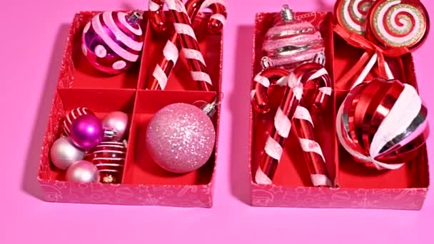 Τακτικά Τοποθετημένα Χριστουγεννιάτικα Στολίδια Ένα Εορταστικό Κουτί — Αρχείο Βίντεο