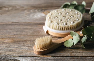 Tahta bir yüzeye kuru masaj için banyonun bambu fırçalarını kapayın, spa ve rahatlama araçları, kopyalama alanı.