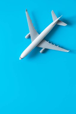 Sarı zemin üzerinde uçak modeli izole, düz konum, uçak bileti, seyahat ve tatil konsepti, kopyalama alanı.