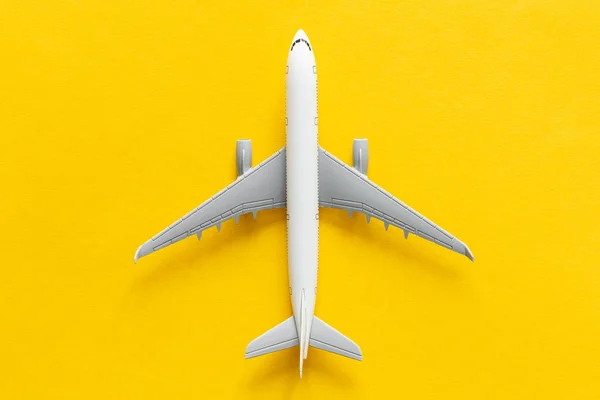 Vliegtuigmodel Gele Achtergrond Geïsoleerd Vlak Vliegticket Reis Vakantieconcept — Stockfoto