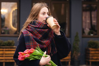 Lale desenli şık bir kadın. Açık havada kahve içer, Spring Street 'te hayat tarzı portresi çizer..