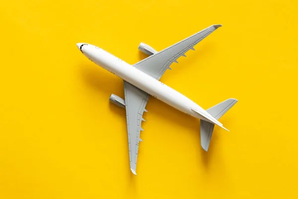 黄色の背景隔離された フラットレイアウト 航空券 旅行や休暇のコンセプト上の飛行機モデル — ストック写真