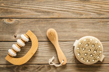 Tahta arka planda kuru masaj fırçaları, üst manzara, masaj doğal fırçalarla spa kompozisyonu..