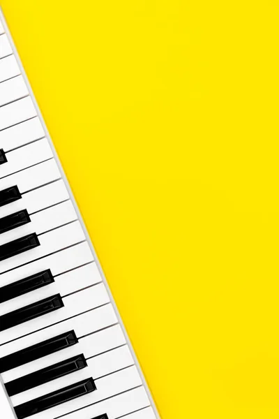 黄色の背景のピアノキー トップビュー フラットレイアウト コピースペース — ストック写真