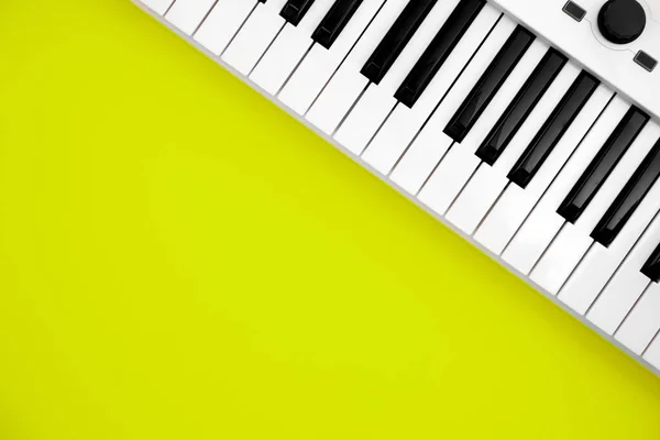 緑の背景にMidiキーボード フラットレイヤー 音楽創造性の概念 コピースペース — ストック写真