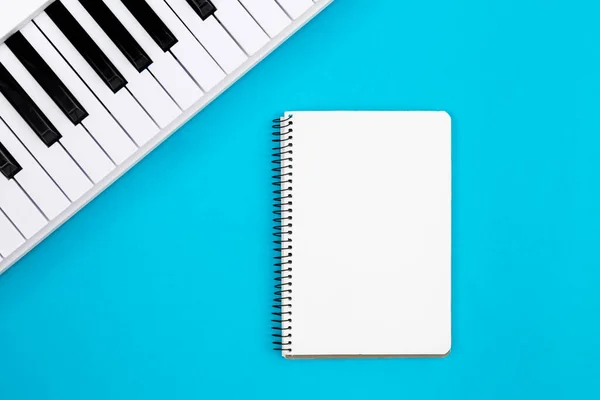 Mavi Arka Planda Boş Defter Piyano Üst Görünüm Müzikal Yaratıcılık — Stok fotoğraf