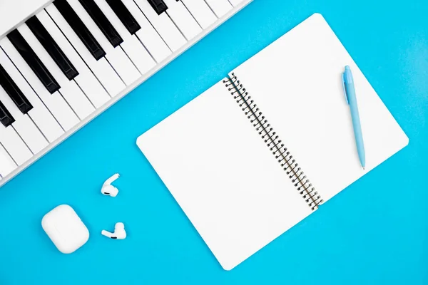 Prázdný Notebook Klavír Modrém Pozadí Pohled Shora Koncepce Hudební Tvořivosti — Stock fotografie