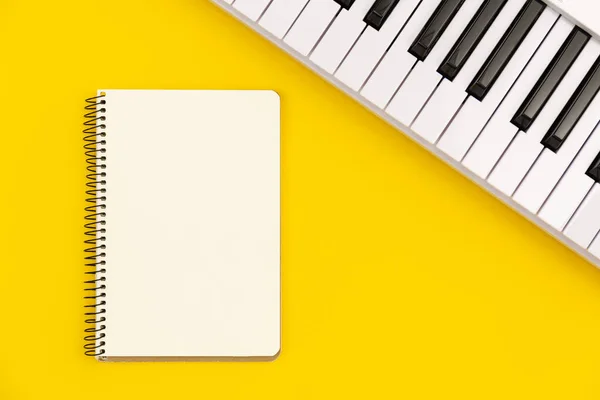 Sarı Zemin Üzerine Piyano Defter Düz Zemin Müzikal Yaratıcılık Konsepti — Stok fotoğraf