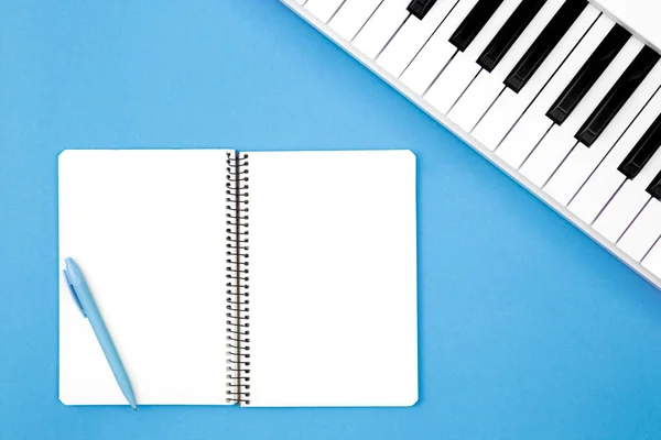 Cuaderno Blanco Piano Sobre Fondo Azul Vista Superior Concepto Creatividad — Foto de Stock